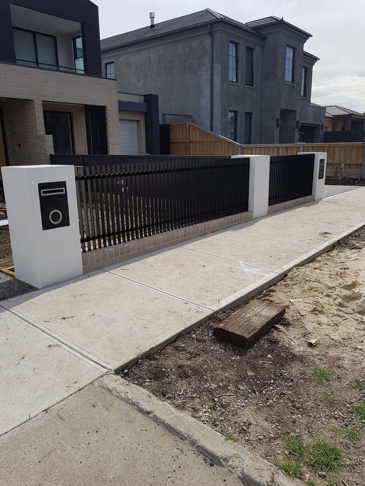 automatic sliding gate match to a tubular fence